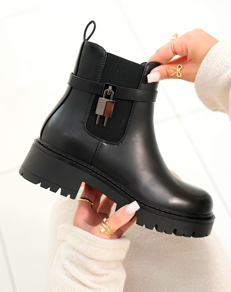 Bottines femme noires à lanière avec cadenas et semelle crantée