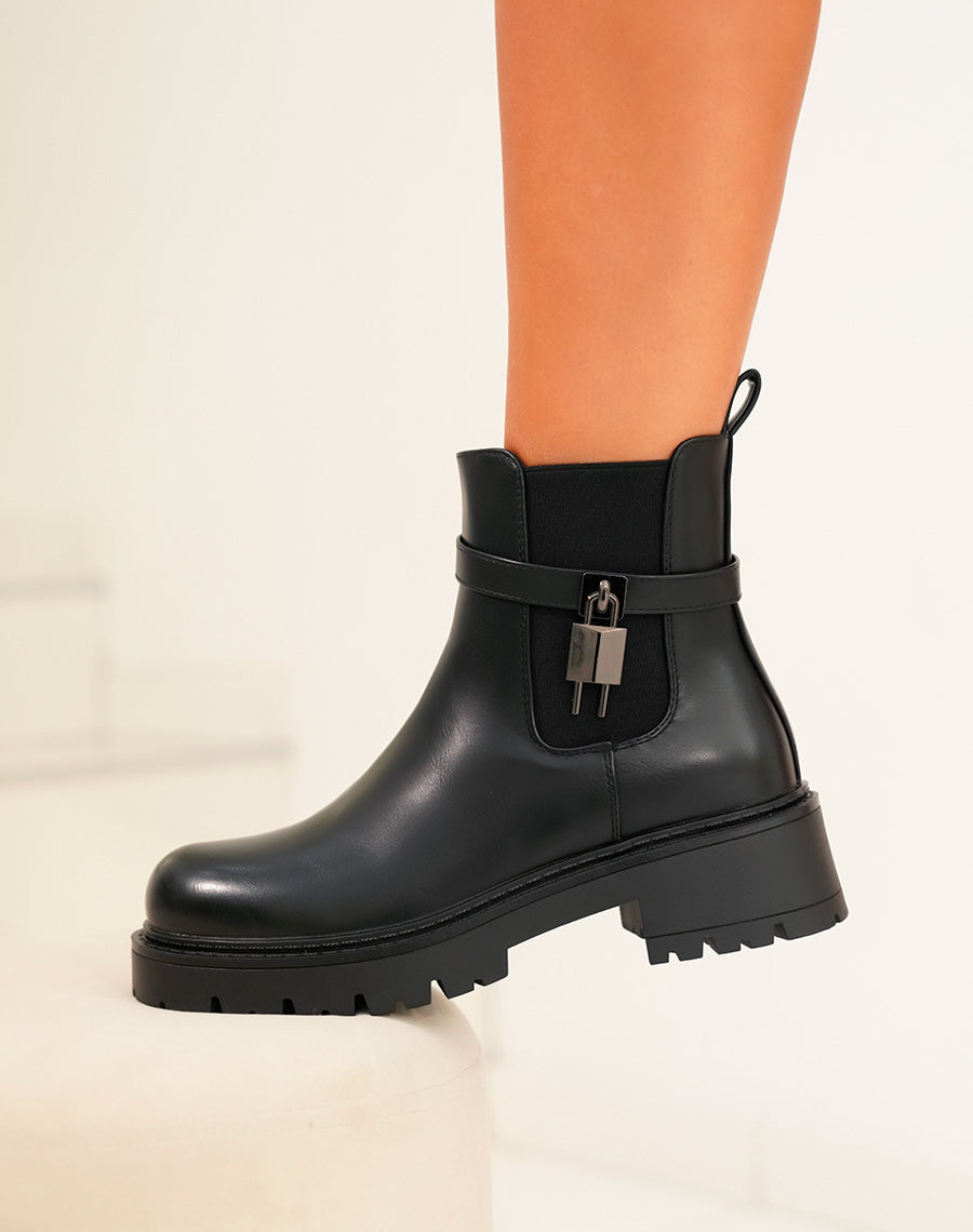 Bottines femme noires à lanière avec cadenas et semelle crantée