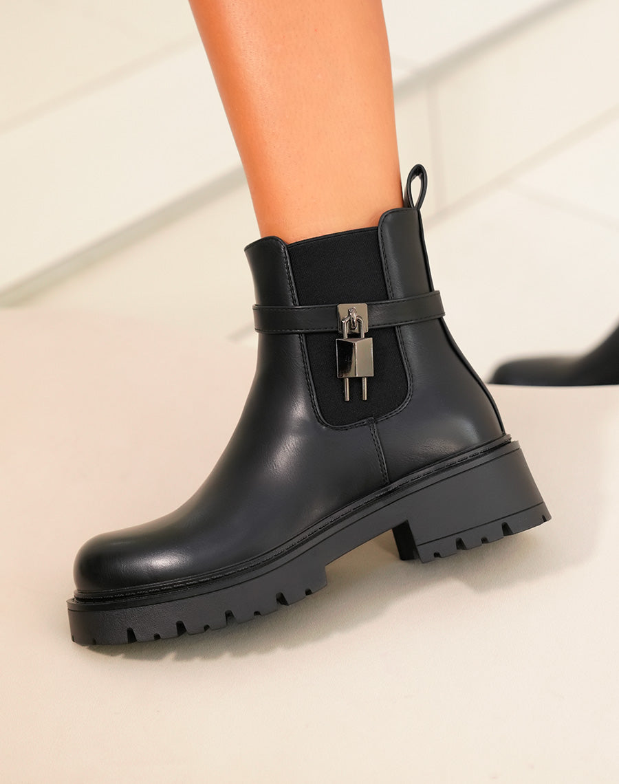 Bottines femme noires à lanière avec cadenas et semelle crantée