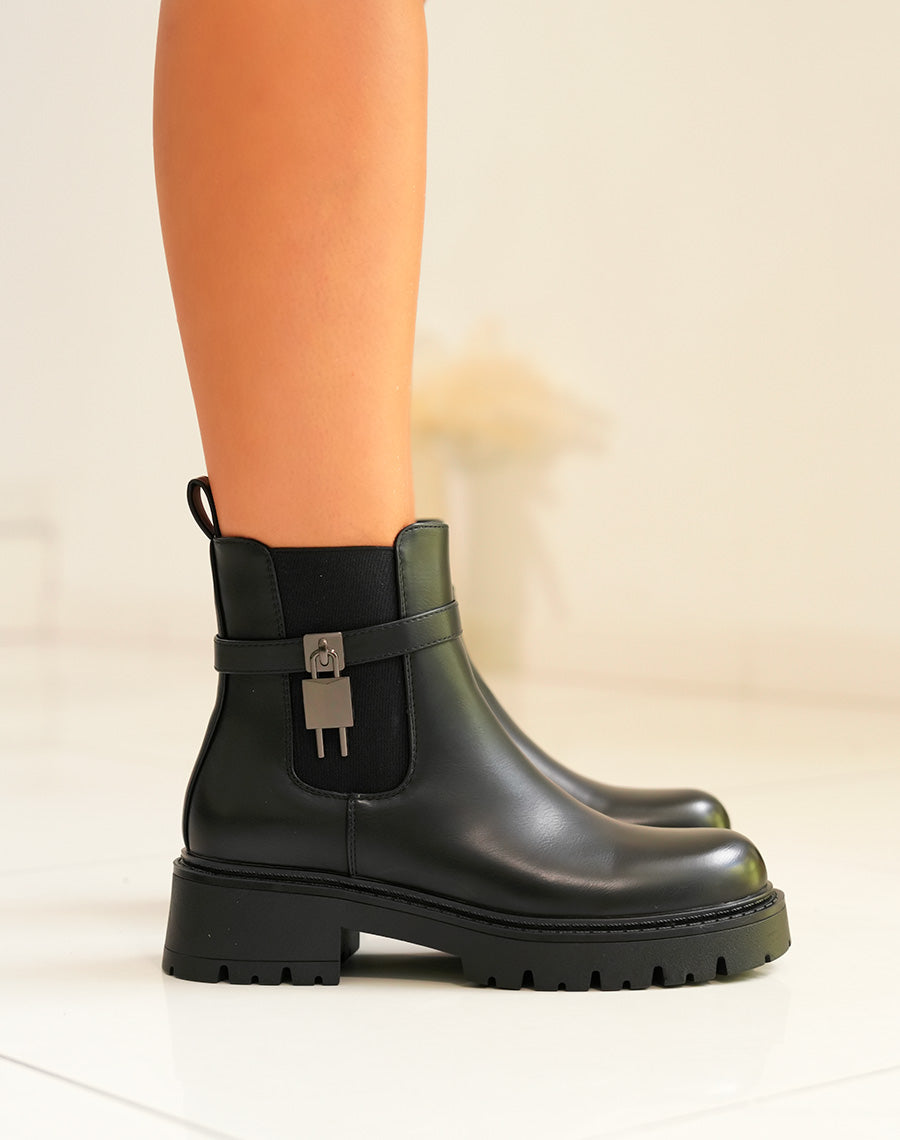 Bottines femme noires à lanière avec cadenas et semelle crantée