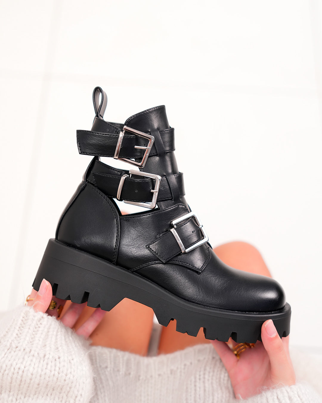 Bottines femme noires à triples lanières et semelle crantée tendance