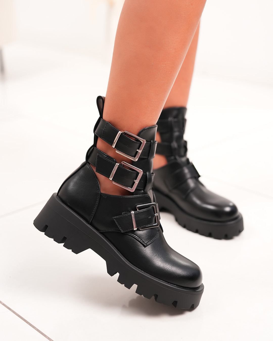 Bottines femme noires à triples lanières et semelle crantée tendance