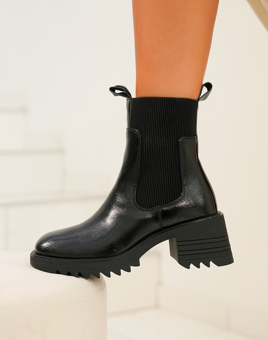 Bottines femme noires vernis effet chaussettes à semelle crantée