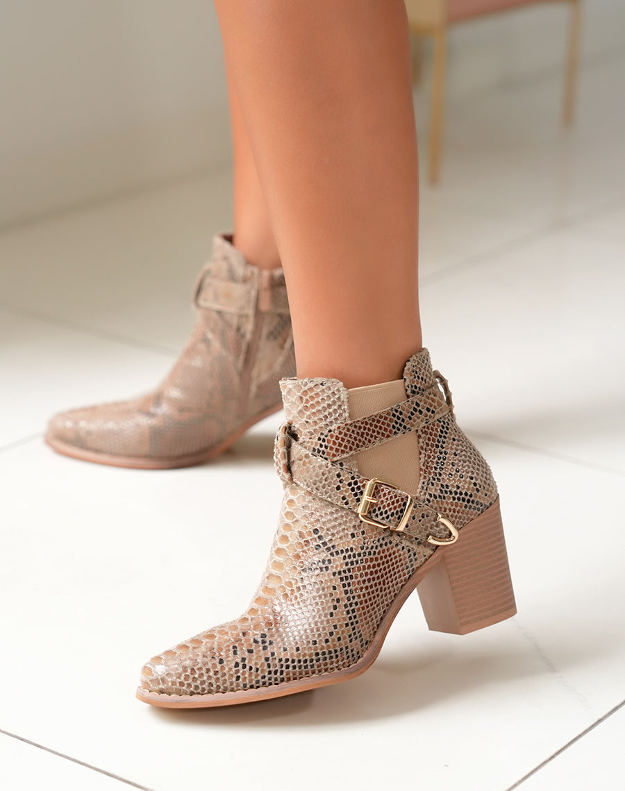 Bottines Femme à talon motif serpent et détails croisés