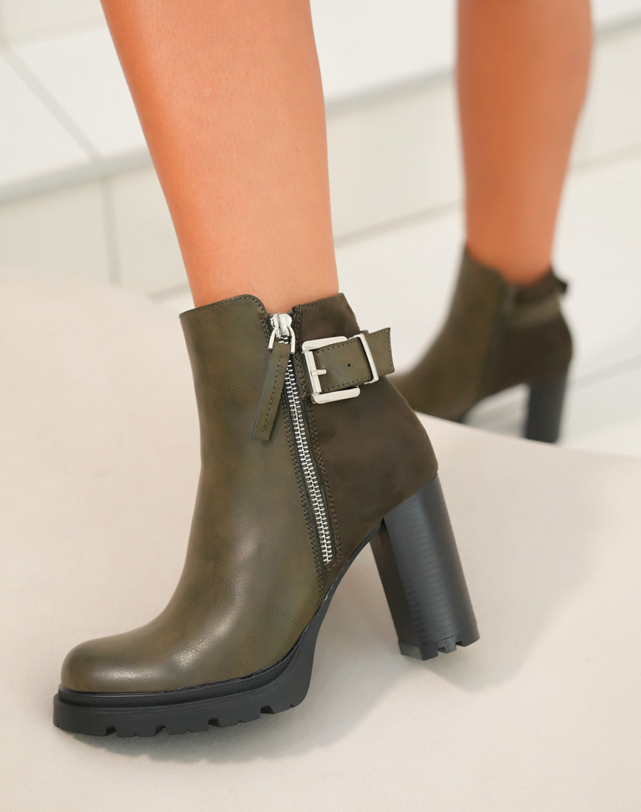 Bottines femme vertes avec sangles argentées et fermeture éclair semelle crantée