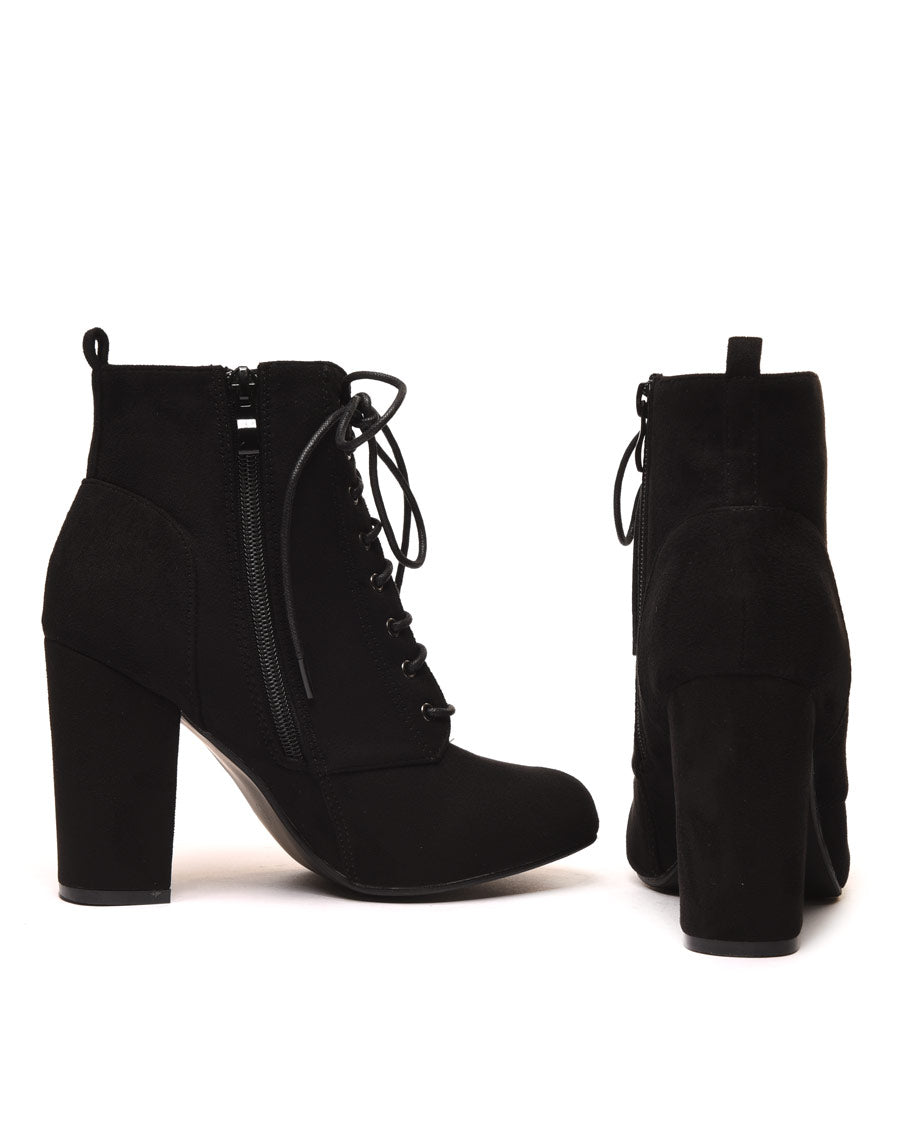 Bottines fourrées noires à talons et lacets