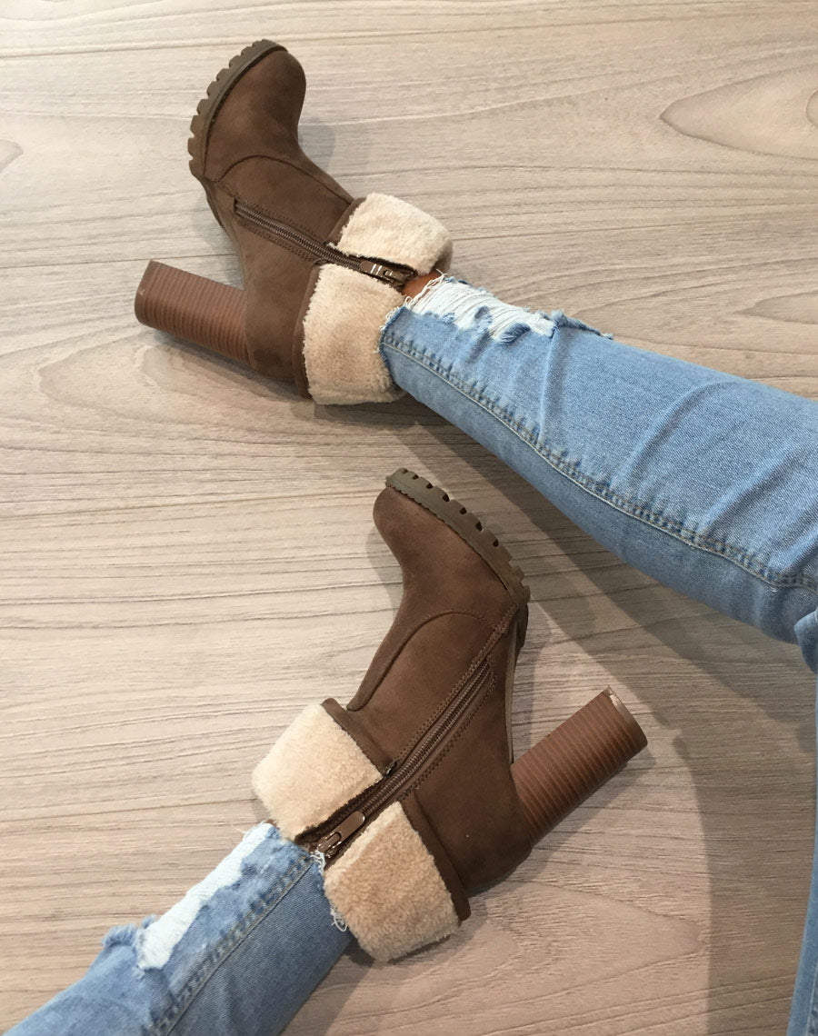Bottines fourrées taupes avec fourrure sur le rabat