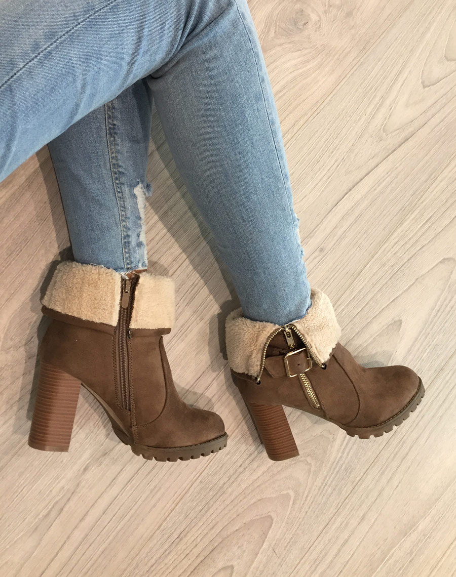 Bottines fourrées taupes avec fourrure sur le rabat