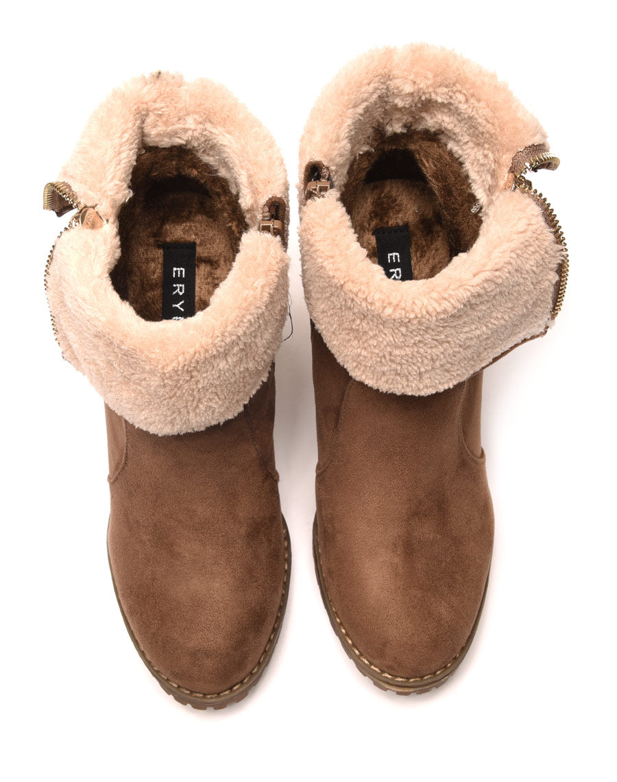 Bottines fourrées taupes avec fourrure sur le rabat