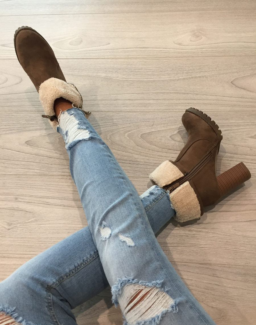 Bottines fourrées taupes avec fourrure sur le rabat