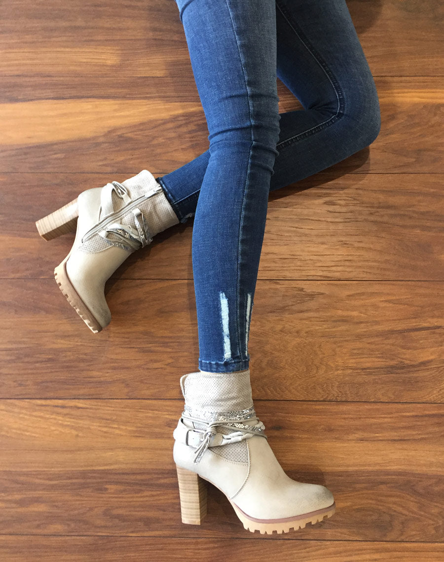 Bottines gris clair bi matières à talons et lanières multiples