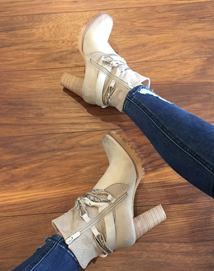 Bottines gris clair bi matières à talons et lanières multiples