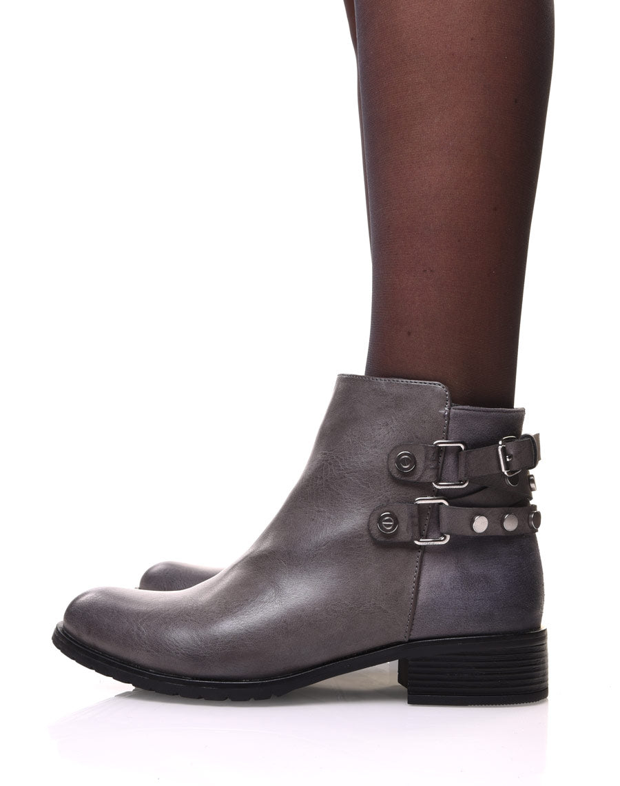 Bottines grises bi matières à sangle cloutée