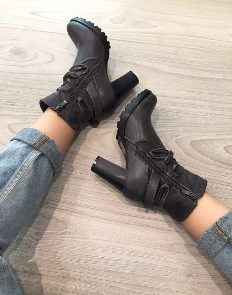Bottines grises bi matières à talons et lanières multiples