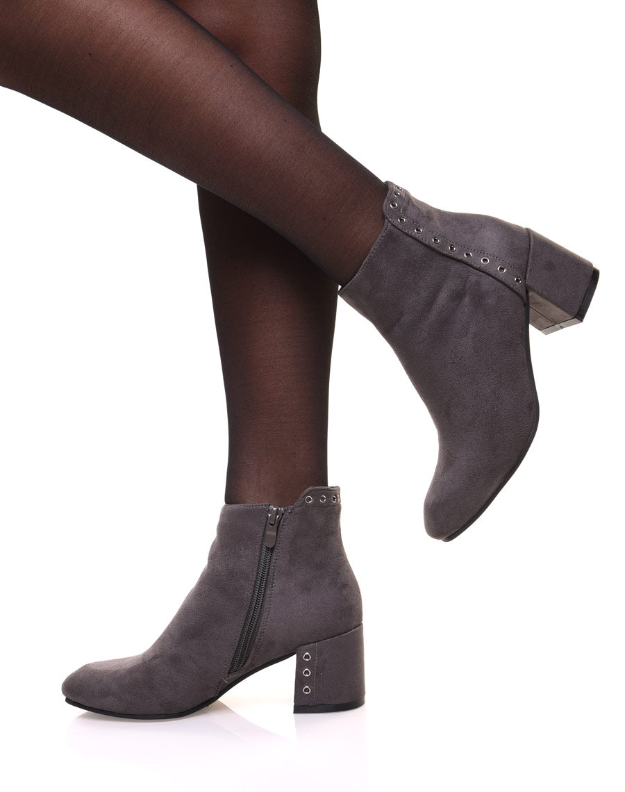 Bottines grises en suédine ornées d'oeillets