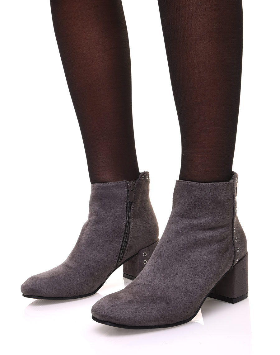 Bottines grises en suédine ornées d'oeillets