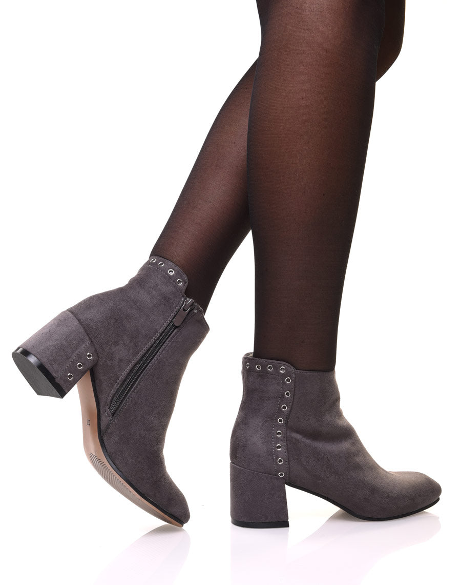 Bottines grises en suédine ornées d'oeillets