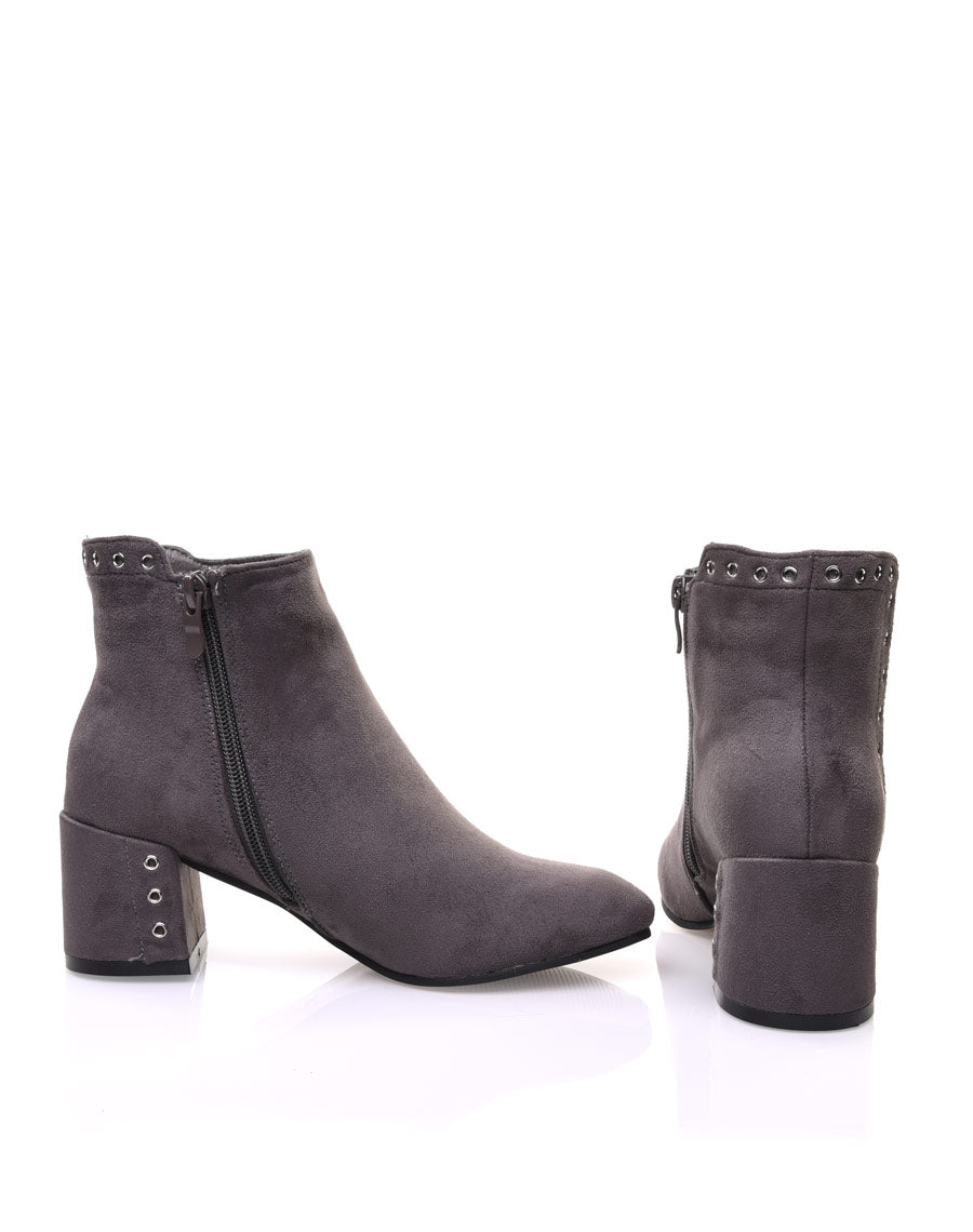 Bottines grises en suédine ornées d'oeillets