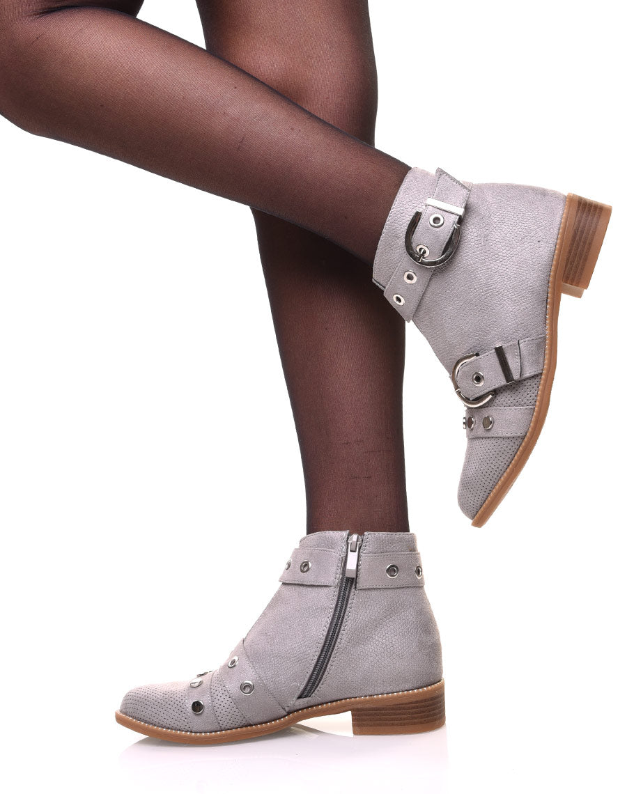 Bottines grises lanières cloutées ouvertes à l’avant