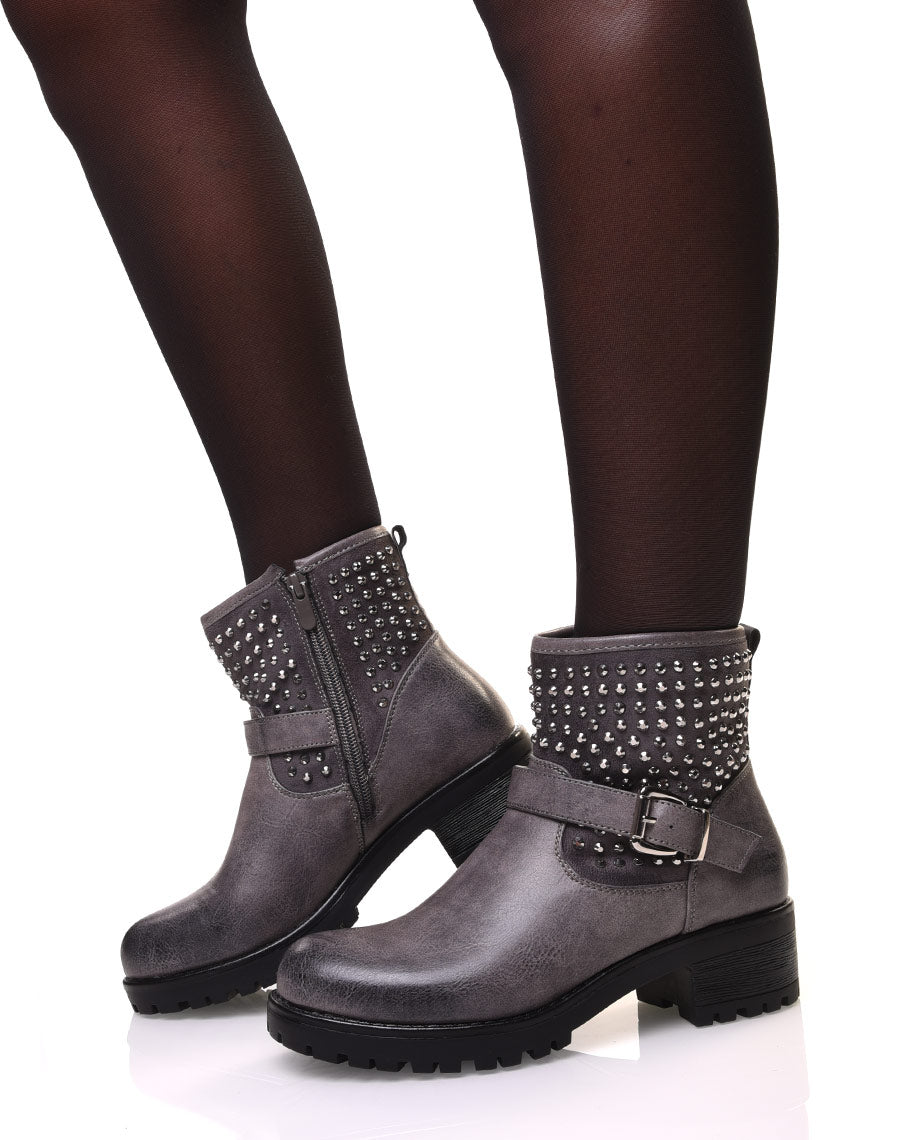 Bottines grises à lanières ornées de petits clous