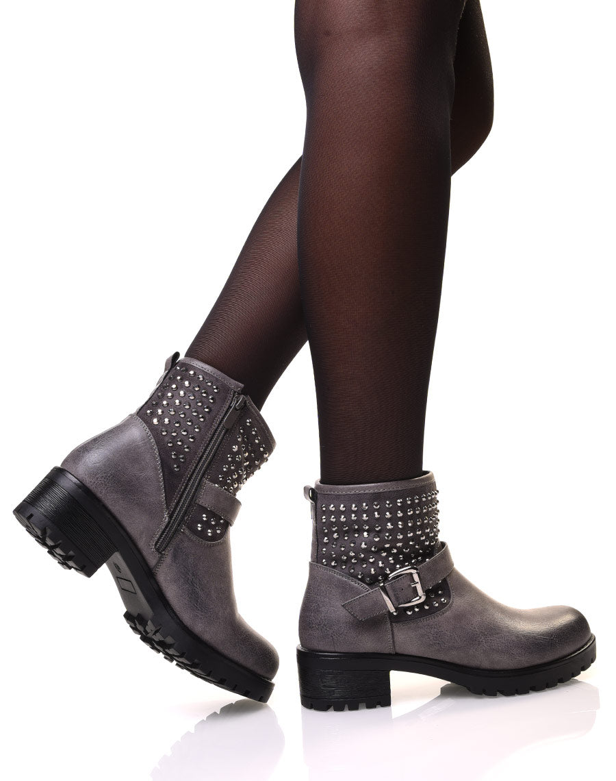 Bottines grises à lanières ornées de petits clous