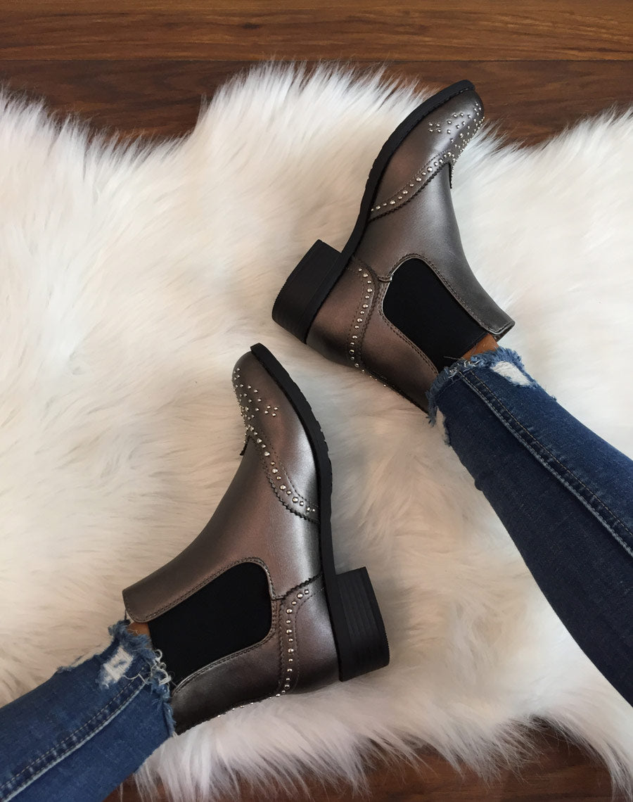Bottines grises métallisées cloutées