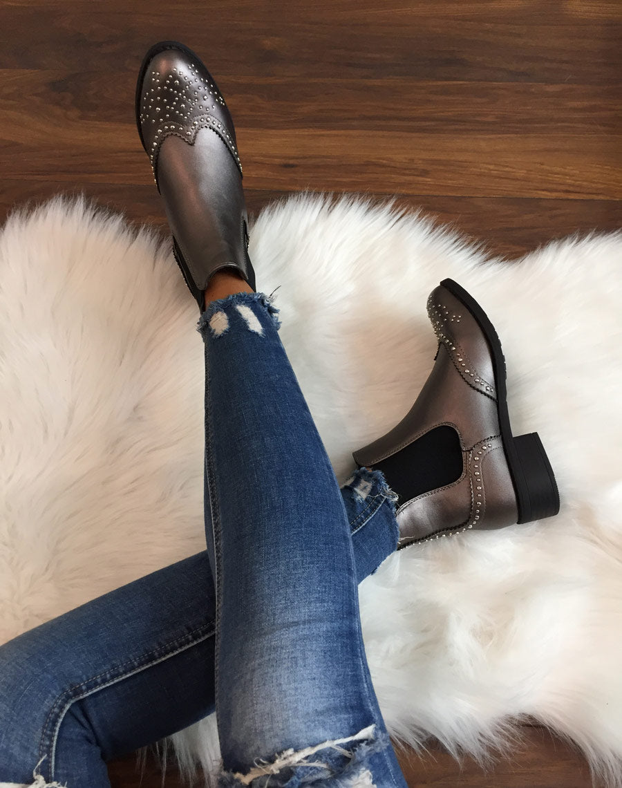Bottines grises métallisées cloutées