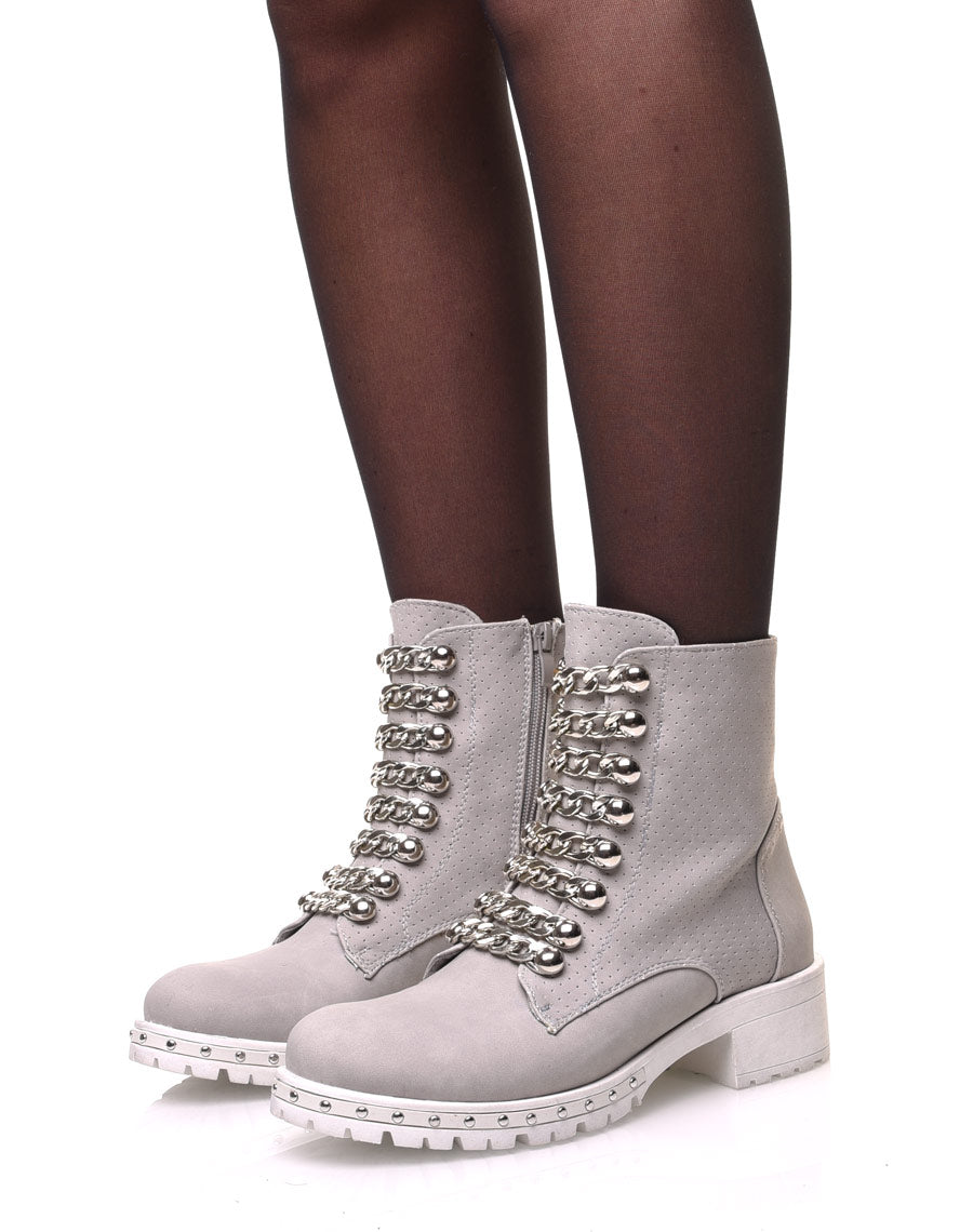 Bottines grises mattes avec chaînes