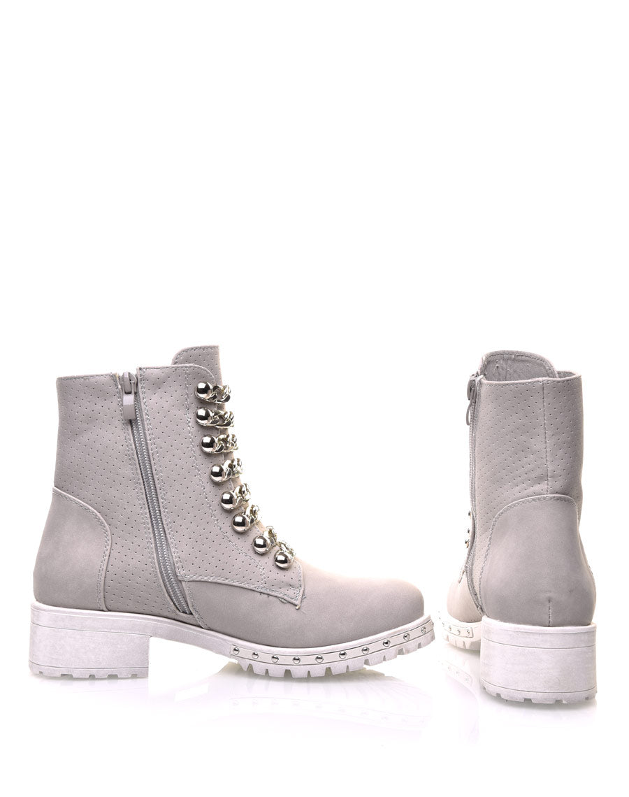 Bottines grises mattes avec chaînes