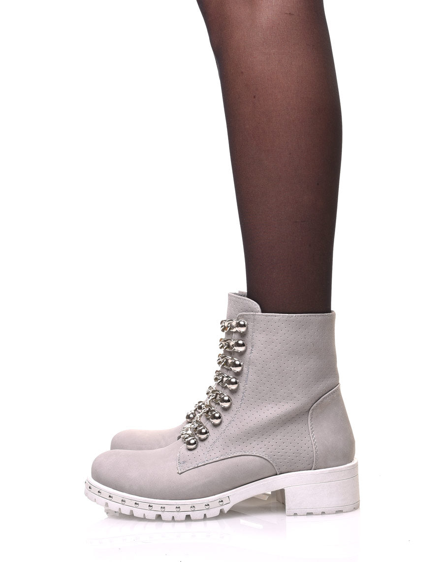 Bottines grises mattes avec chaînes