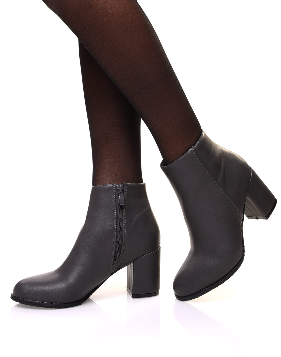 Bottines grises minimalistes à talons mi haut