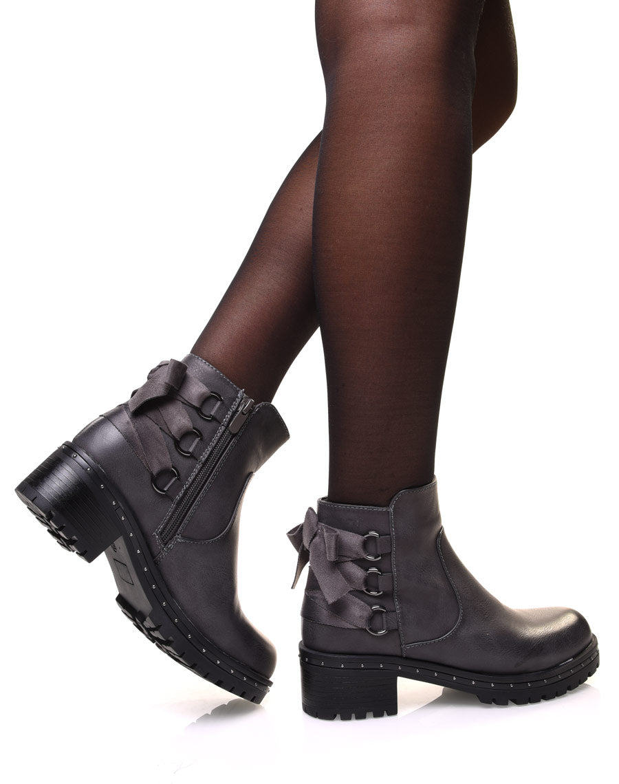 Bottines grises à nœud et semelle crantée