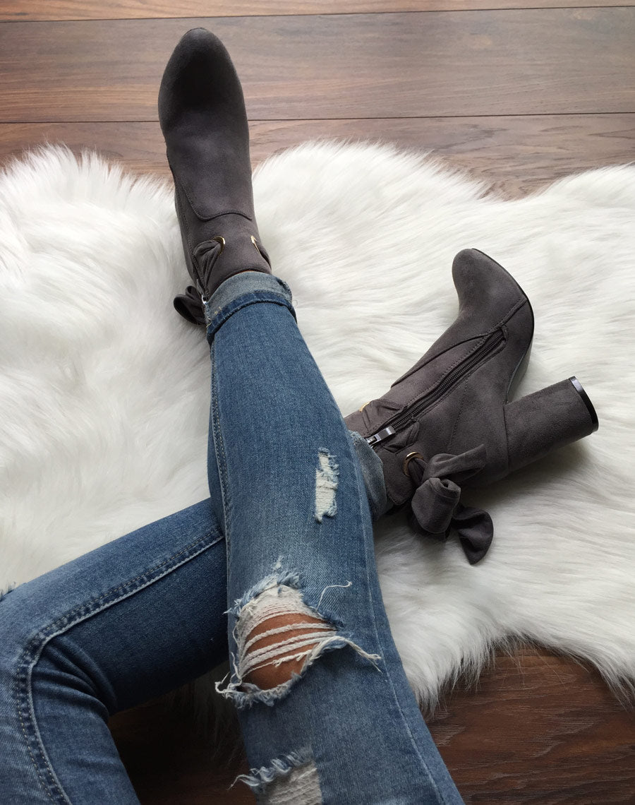 Bottines grises à noeud et oeillets dorés