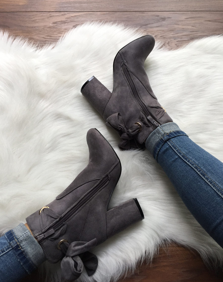 Bottines grises à noeud et oeillets dorés