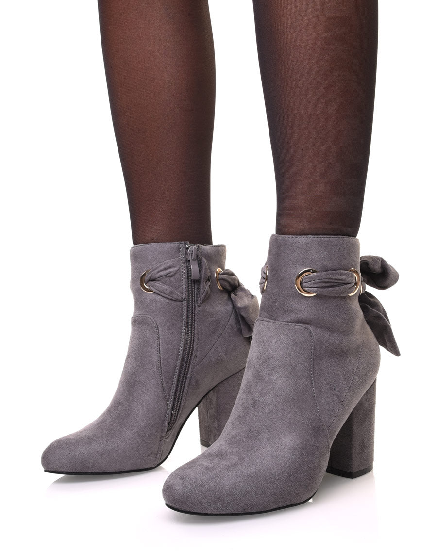 Bottines grises à noeud et oeillets dorés