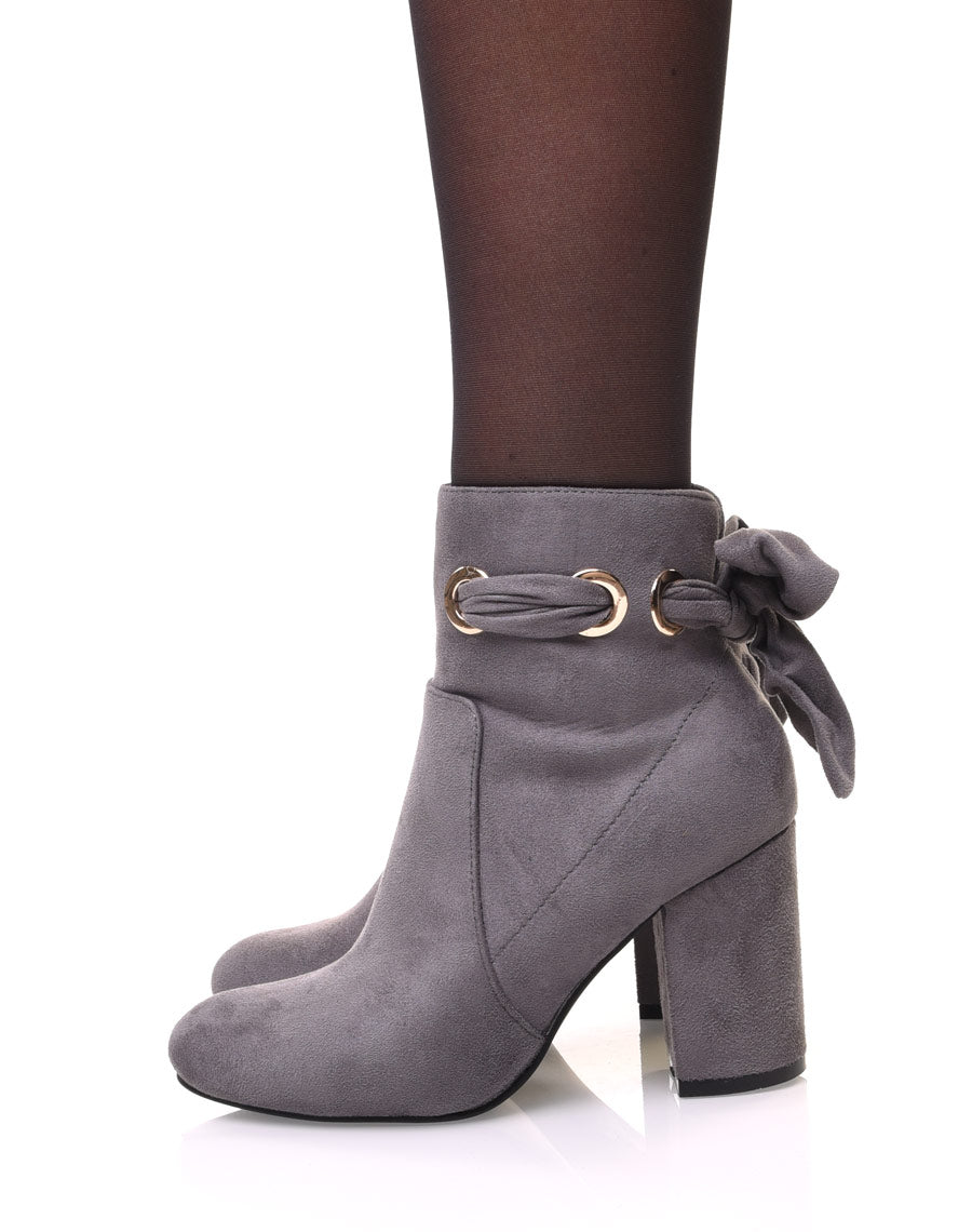 Bottines grises à noeud et oeillets dorés