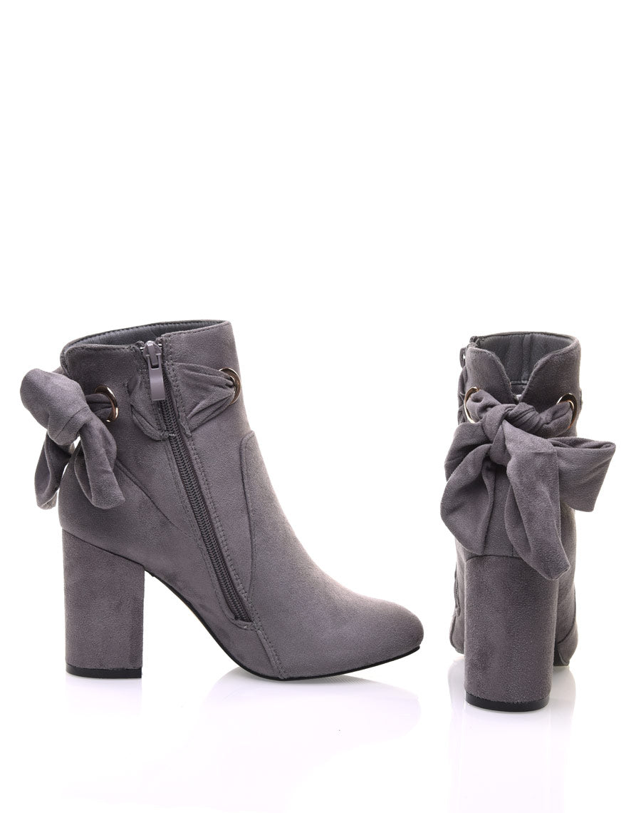 Bottines grises à noeud et oeillets dorés