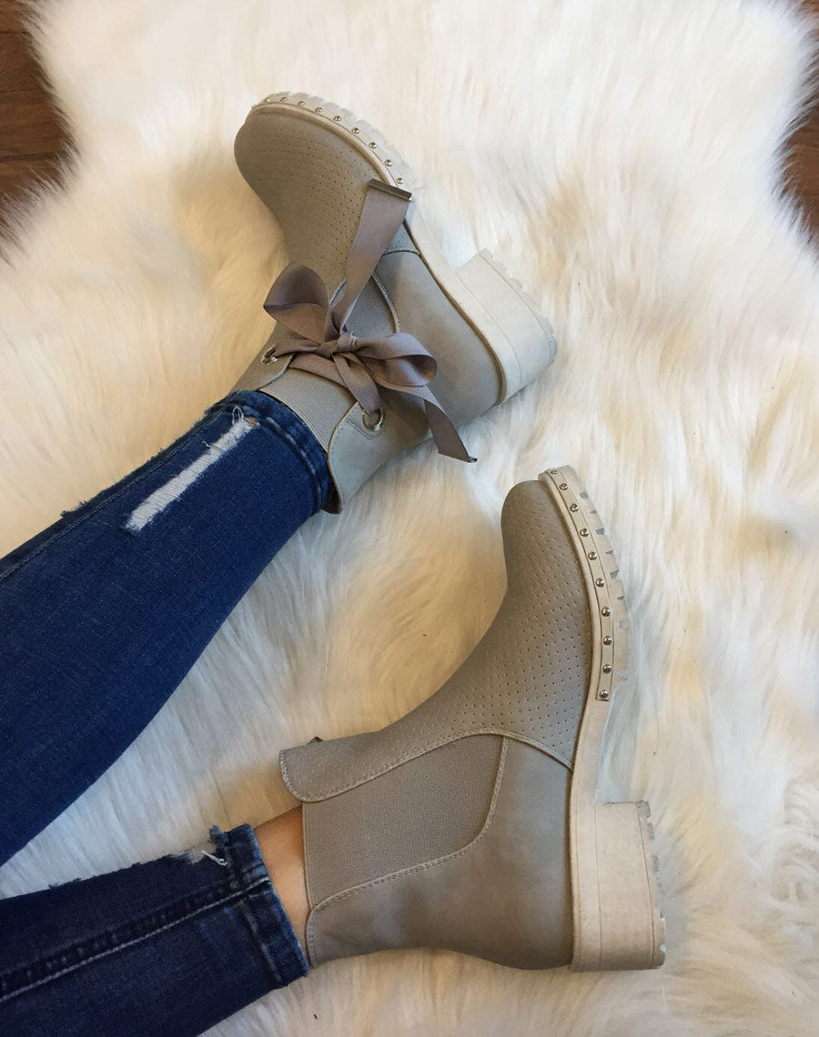 Bottines grises perforées à semelles crantées