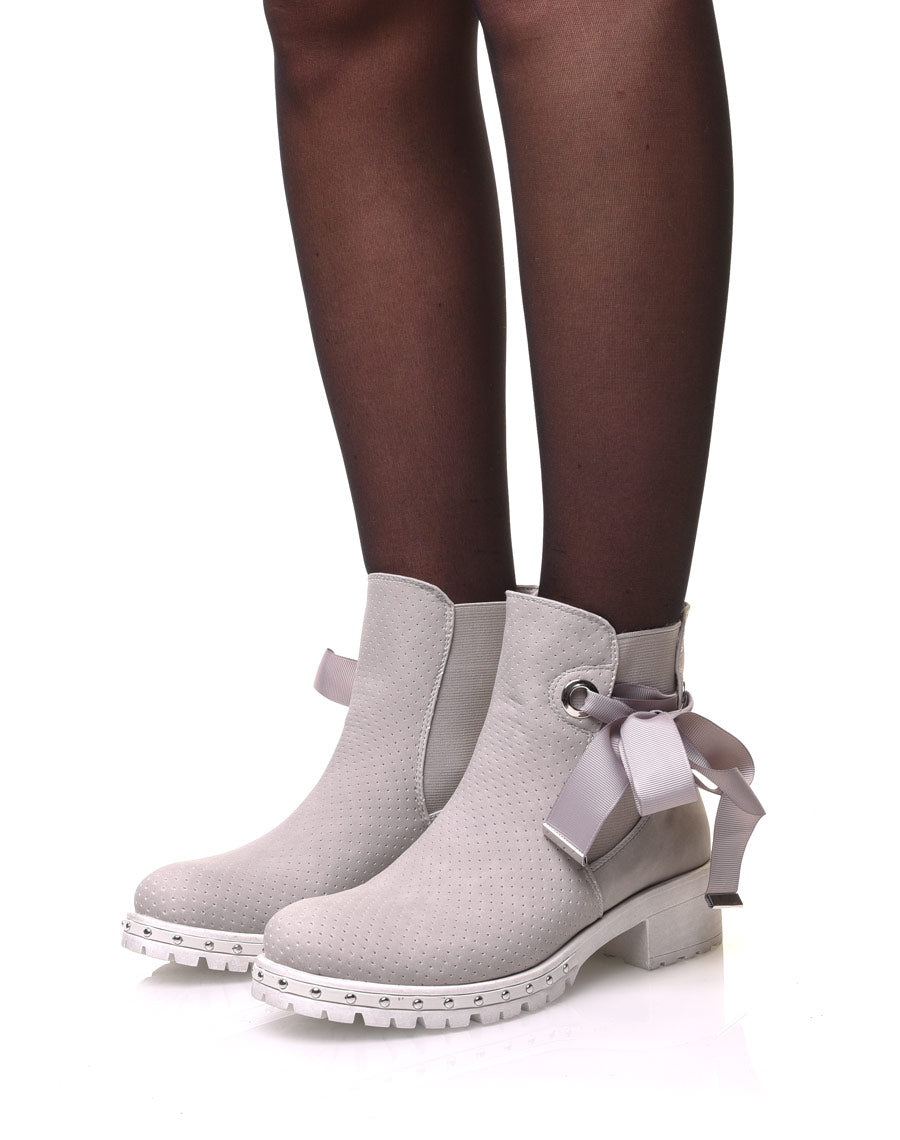 Bottines grises perforées à semelles crantées