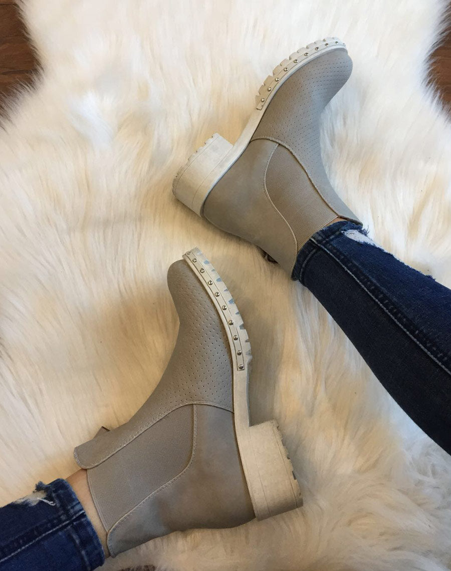 Bottines grises perforées à semelles crantées