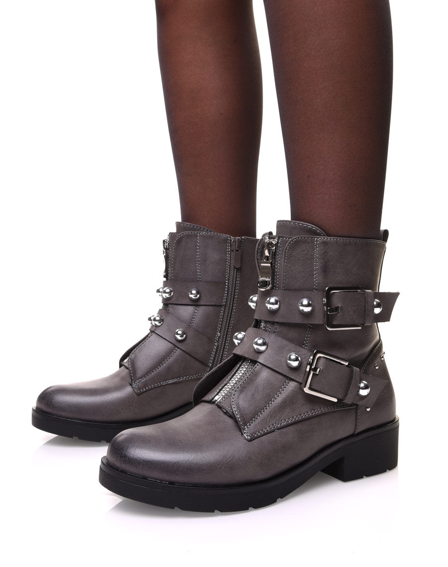 Bottines grises plates a sangles perlées