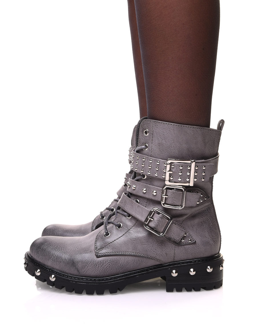 Bottines grises à sangles multiples & détails cloutés