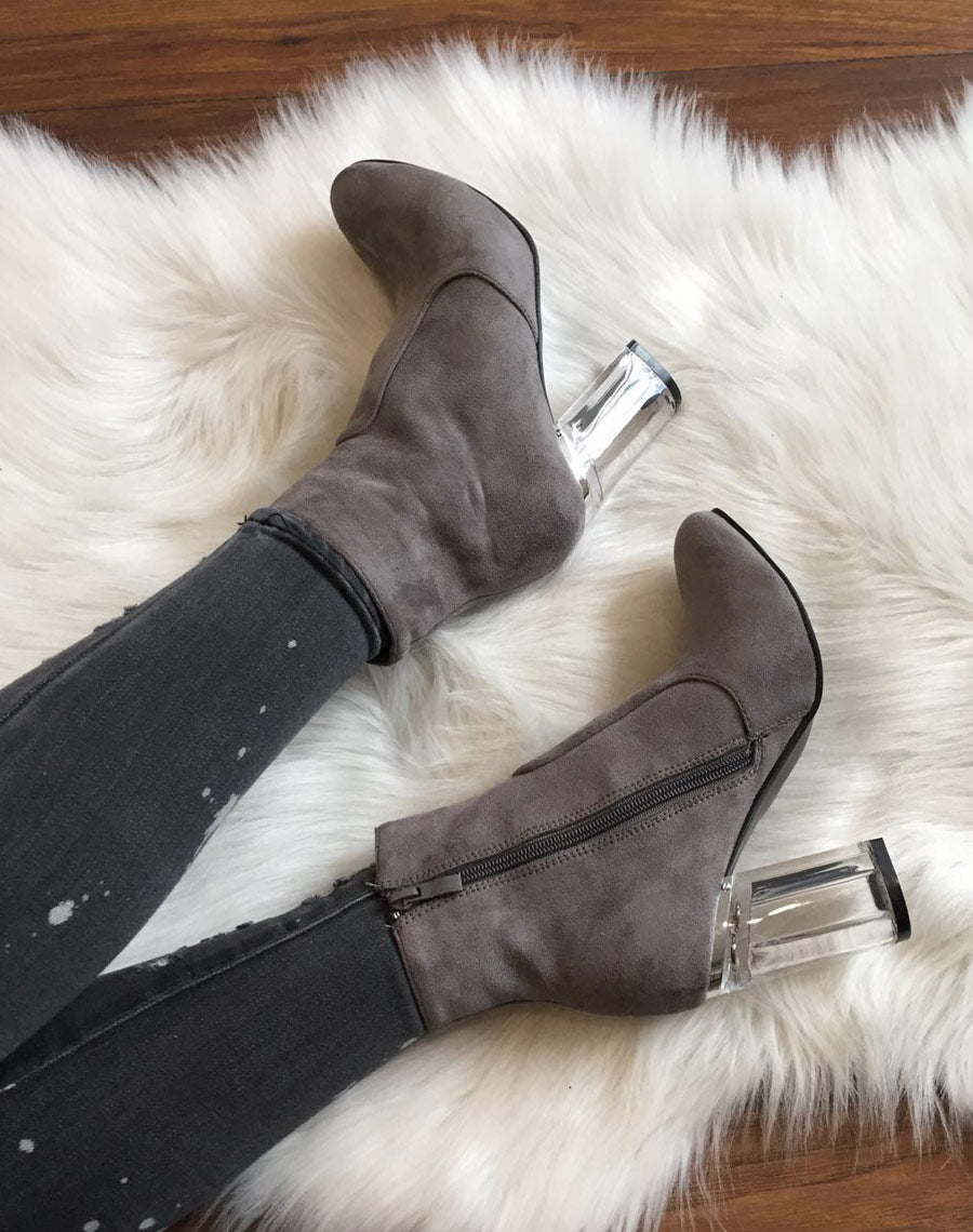 Bottines grises suédine à talons transparents