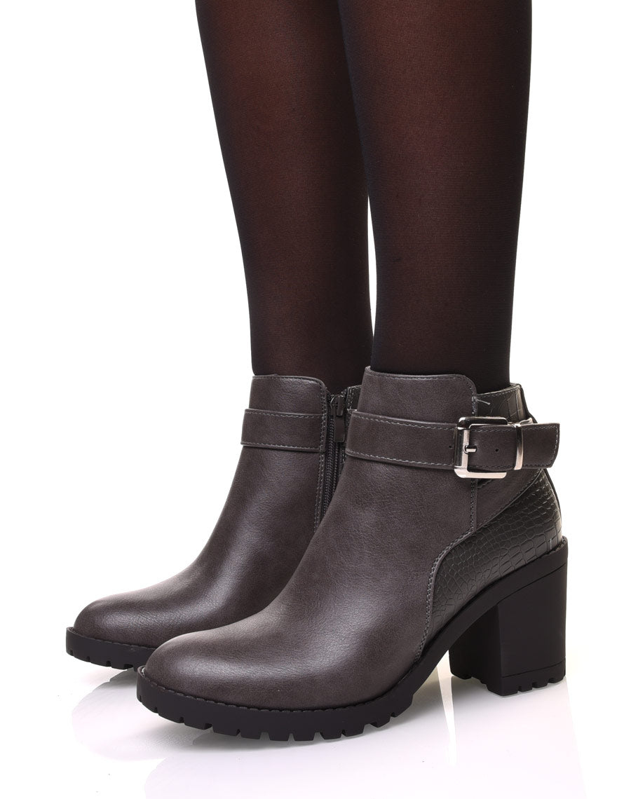 Bottines grises à talon et détails croco