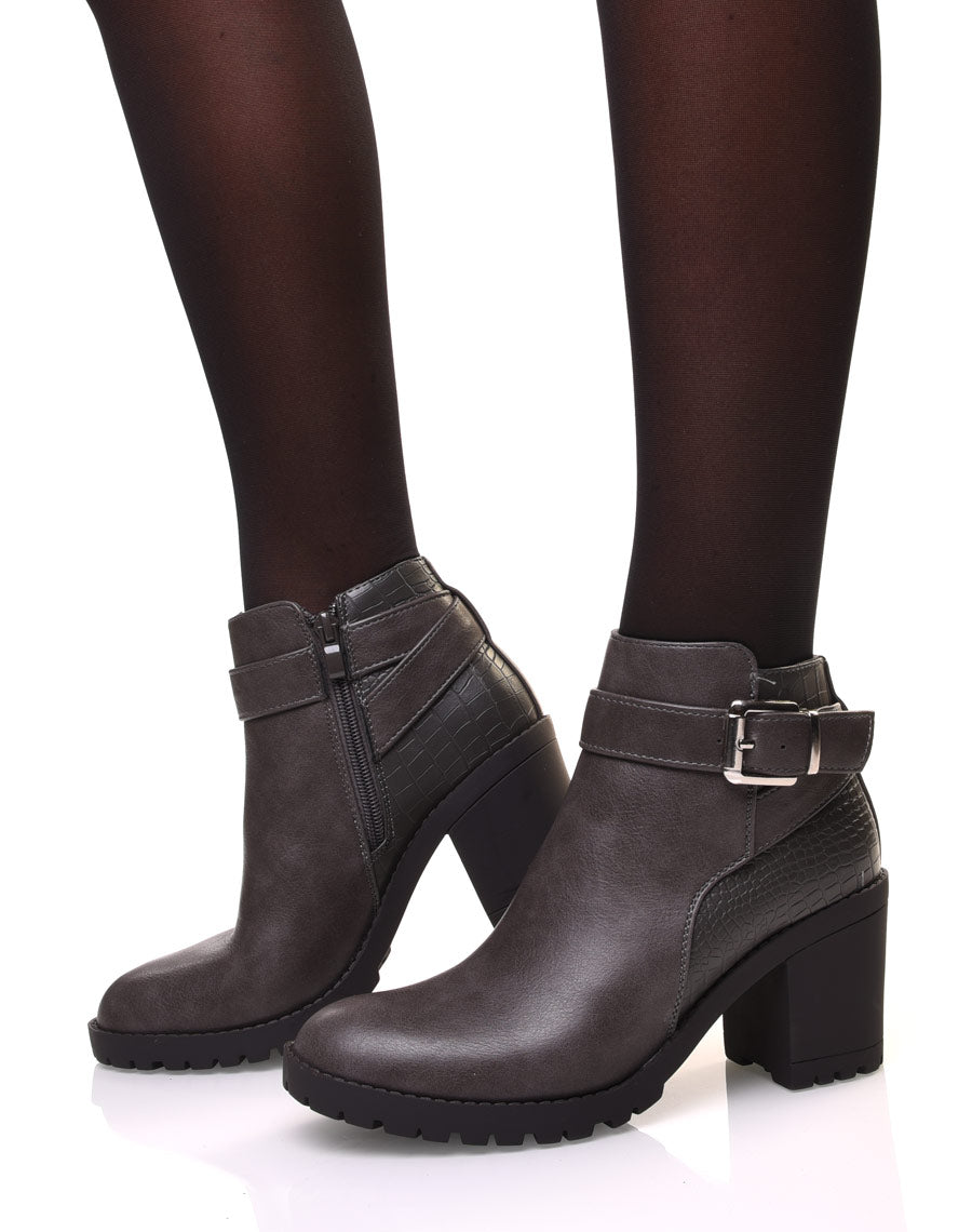 Bottines grises à talon et détails croco
