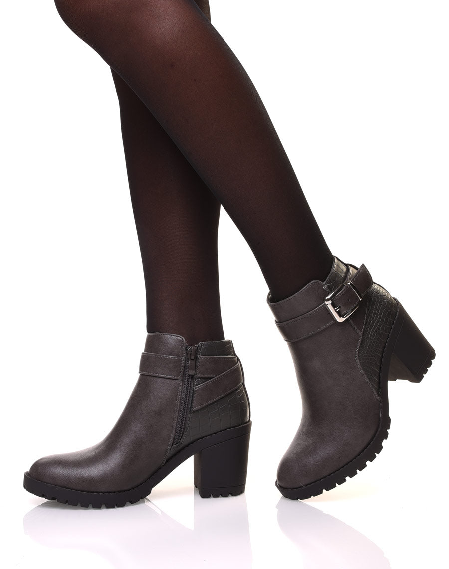 Bottines grises à talon et détails croco