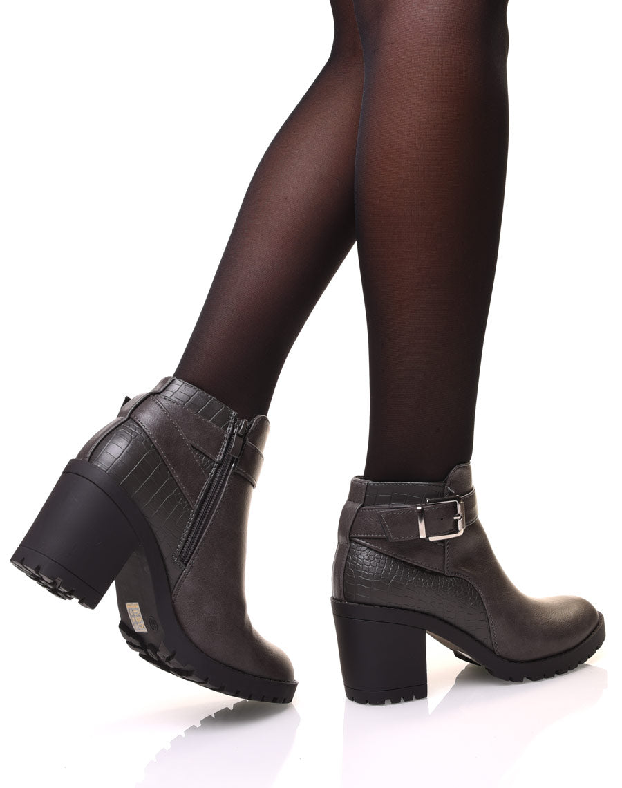 Bottines grises à talon et détails croco
