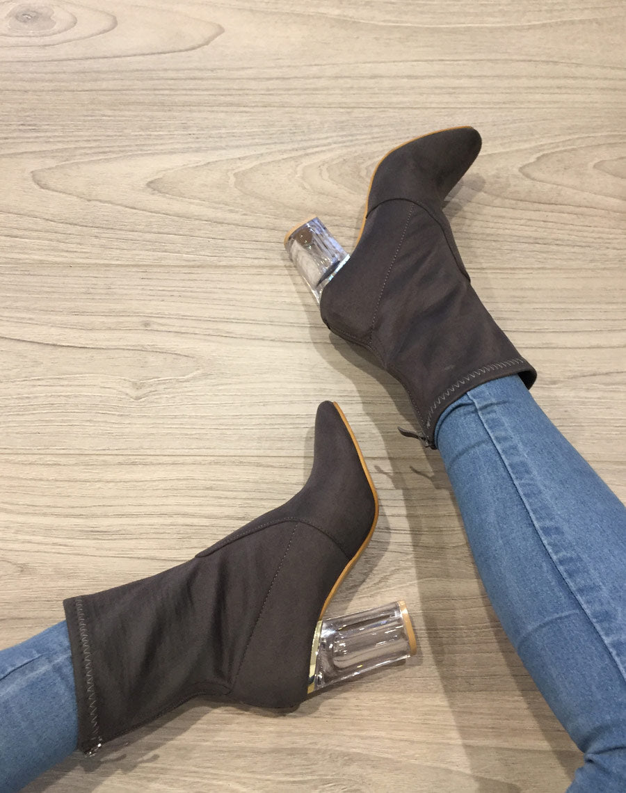 Bottines grises à talon transparent et haut souple
