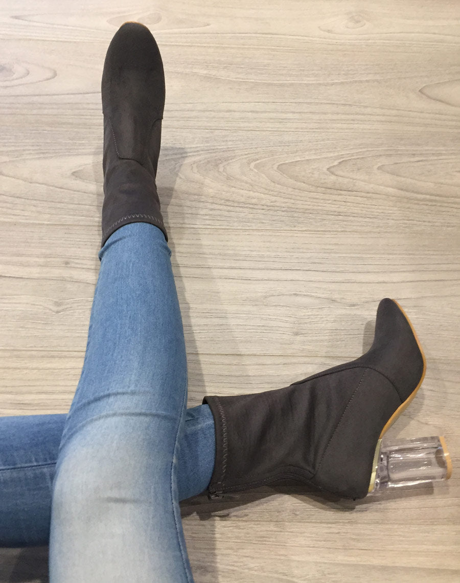 Bottines grises à talon transparent et haut souple