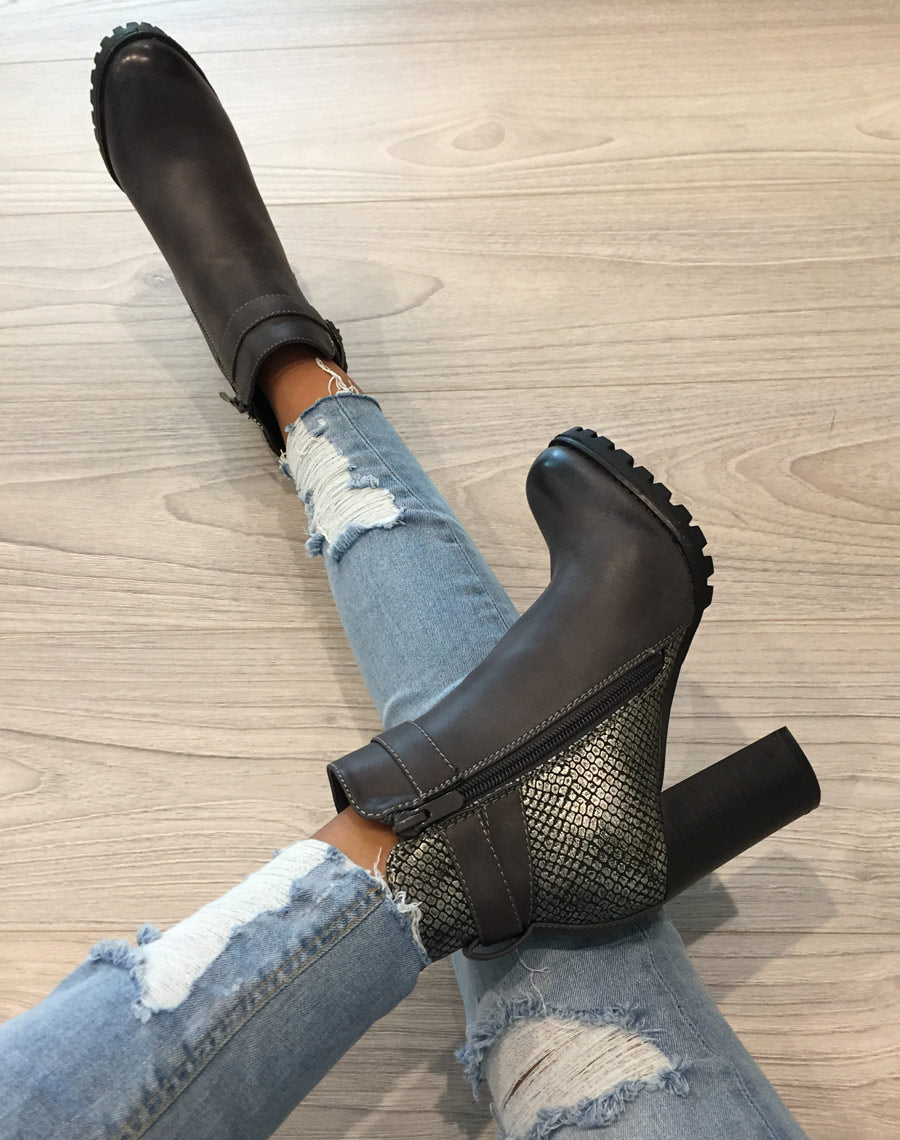 Bottines grises à talons bi matières à sangle décorative